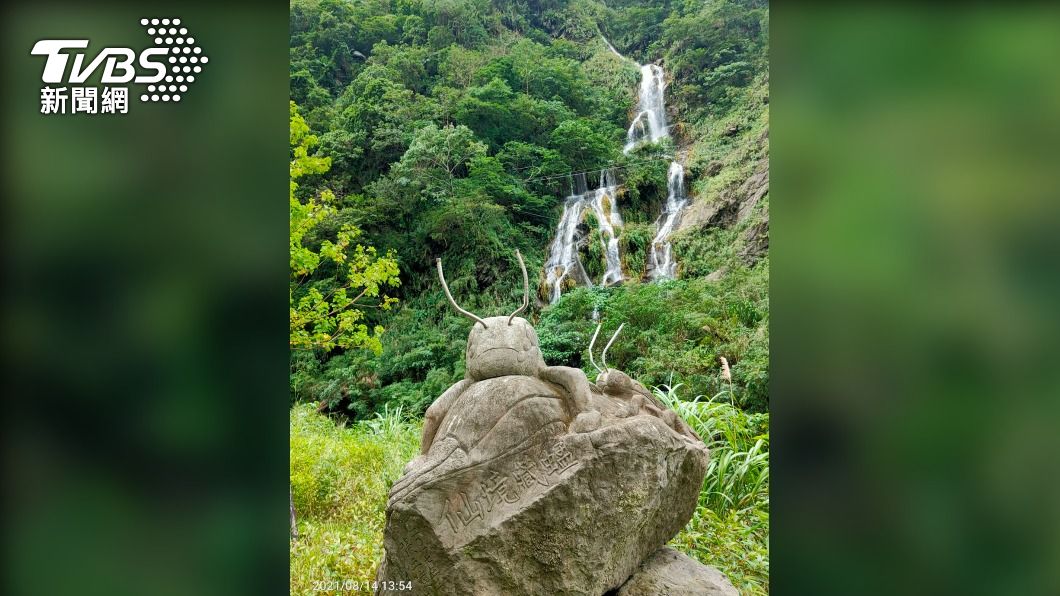 當天也有其他民眾拍到瀑布中，出現疑似「鬼影」的照片。（圖／民眾提供）