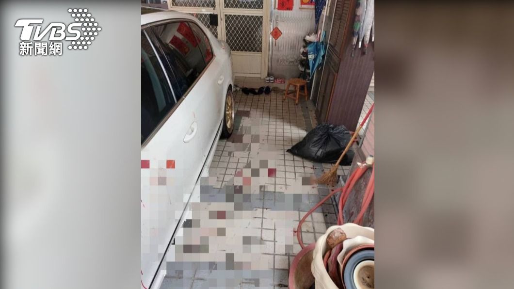 謝男昨遭追砍,血噴濺至他人民宅前的白色轎車車門及後照鏡上。(圖/民眾提供)