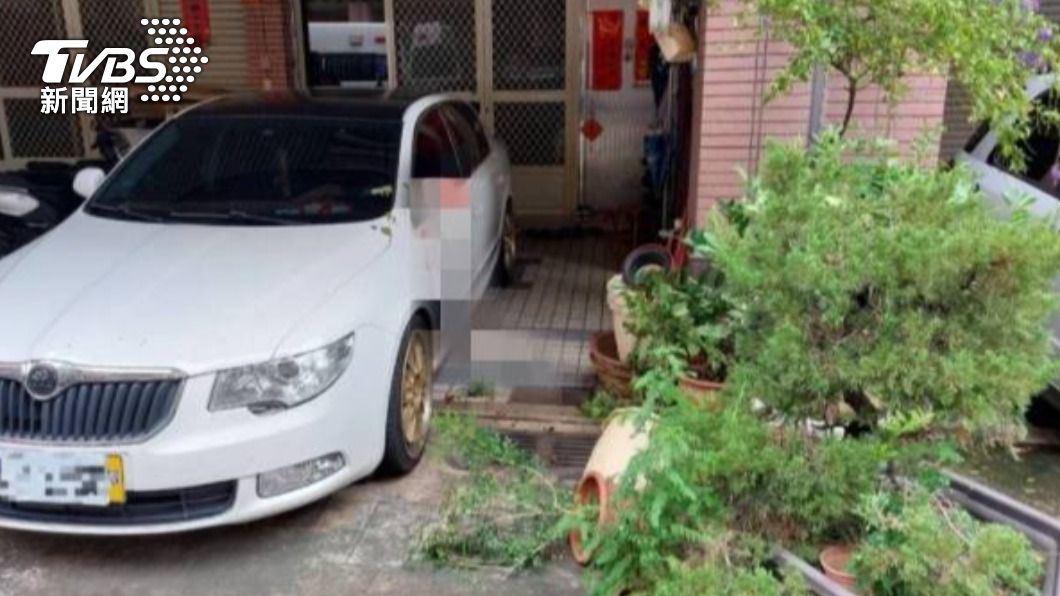 李男一路追砍謝男,白色轎車的車門及後照鏡全都沾滿了血跡。(圖/民眾提供)