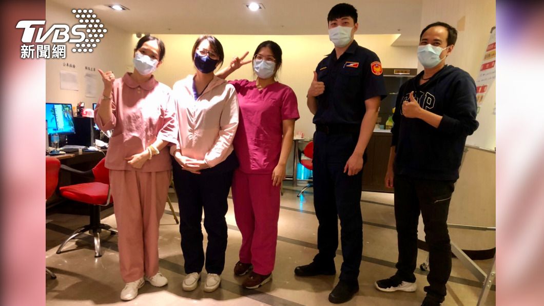  防疫旅館寄「感謝卡」向警方致敬。(圖／TVBS)