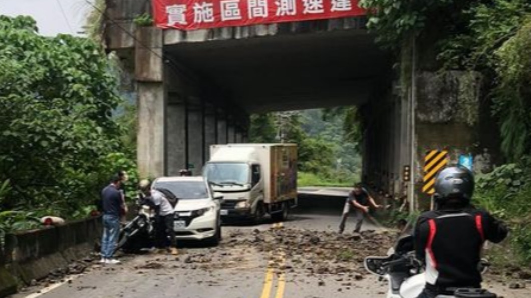 轟隆!北宜明隧道口突落石佔據車道 重機為躲急煞反遭撞