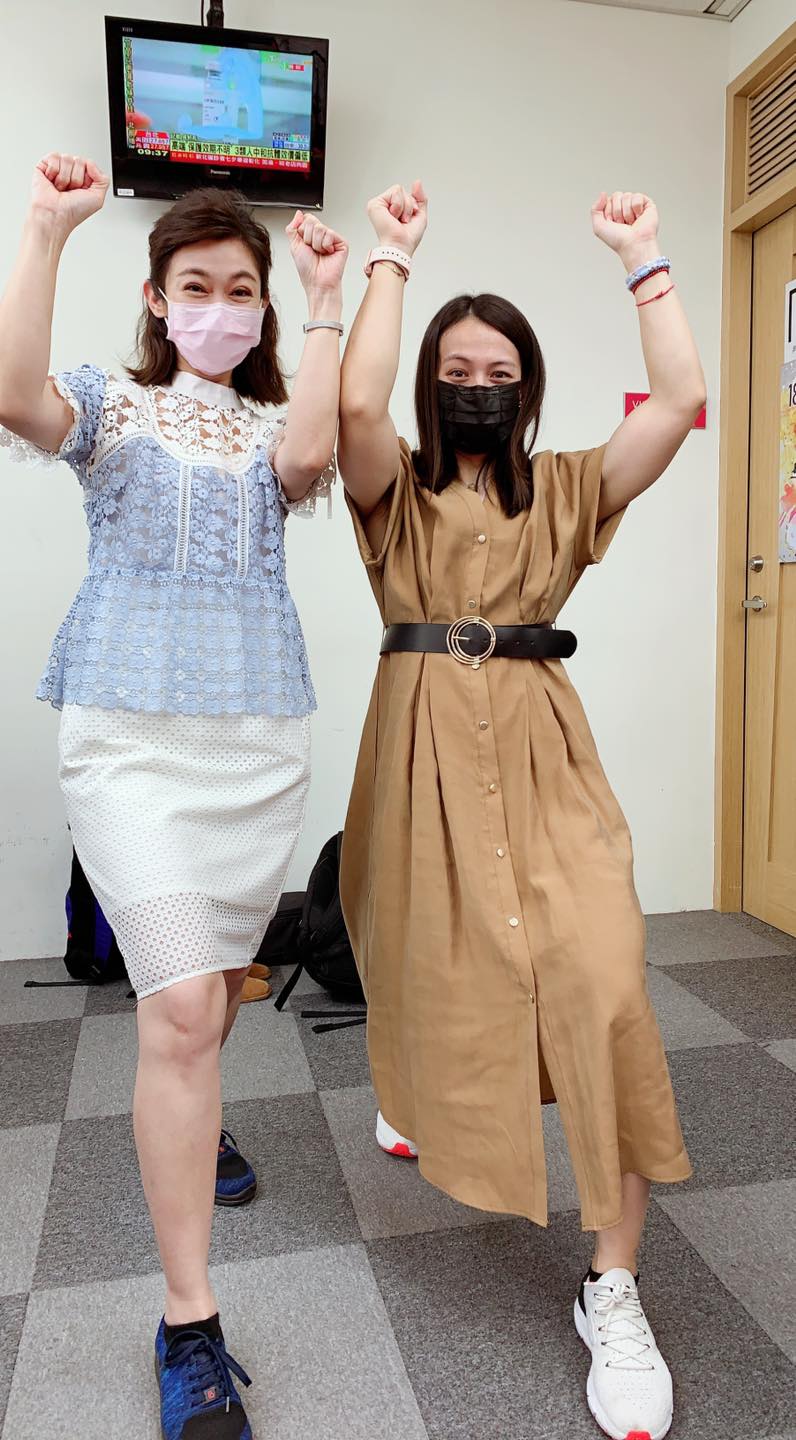 2人合照擺出舉重的姿勢。(圖/翻攝自鄭凱云臉書)