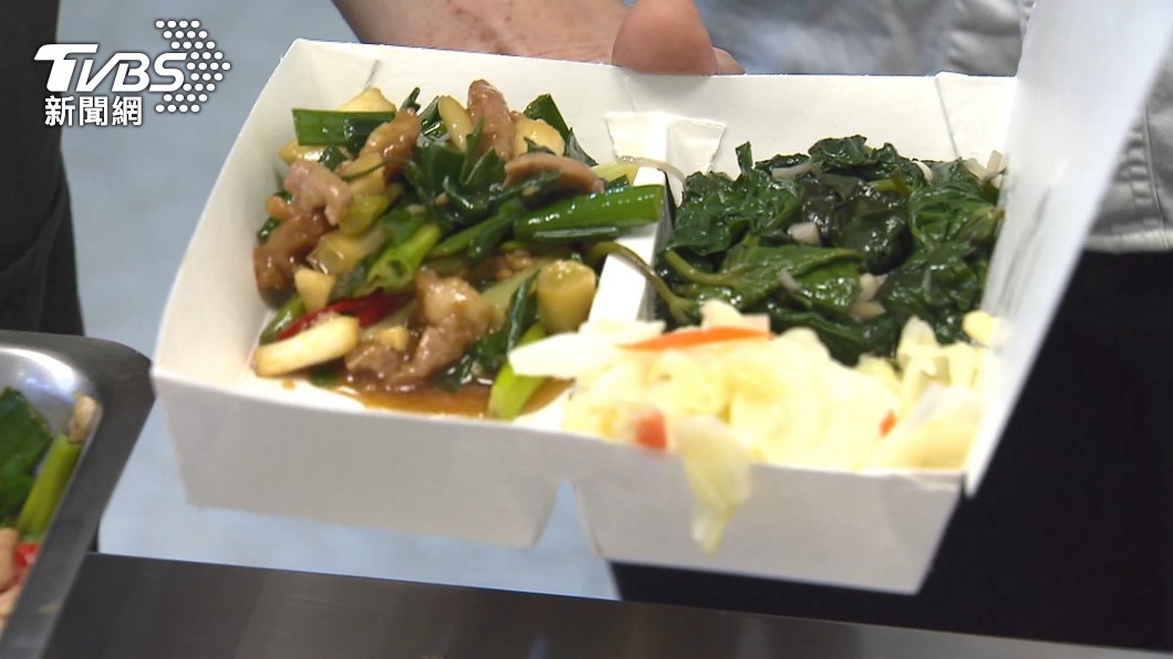 網友認為現在百元能買到的東西連塞牙縫都不夠。（圖／TVBS資料畫面）