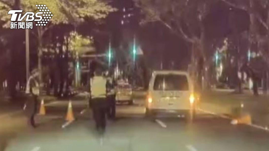 油門催落！廂型車遇酒測臨檢「加速衝」　警送18萬罰單