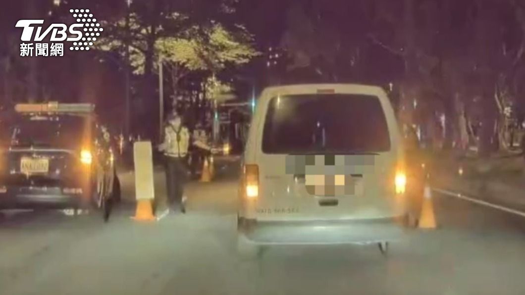 台北市大安分局員警執行酒測勤務。（圖／TVBS）