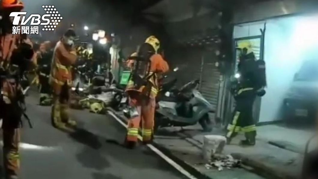 暗夜車庫飄白煙!警急疏散住戶 找火源是「它」險釀災
