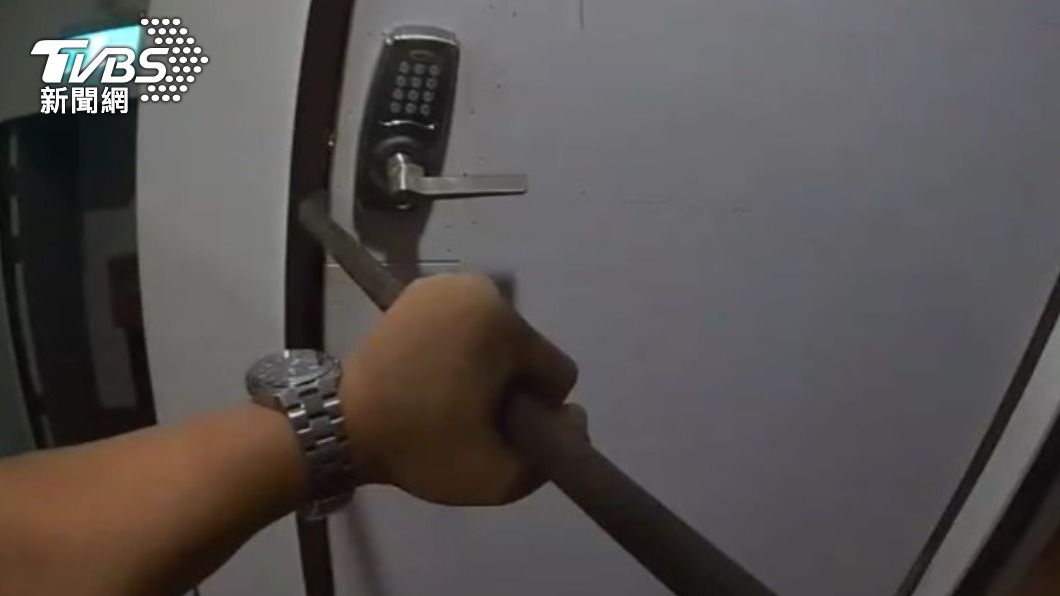 警方持器具破壞密碼鎖。(圖/TVBS)