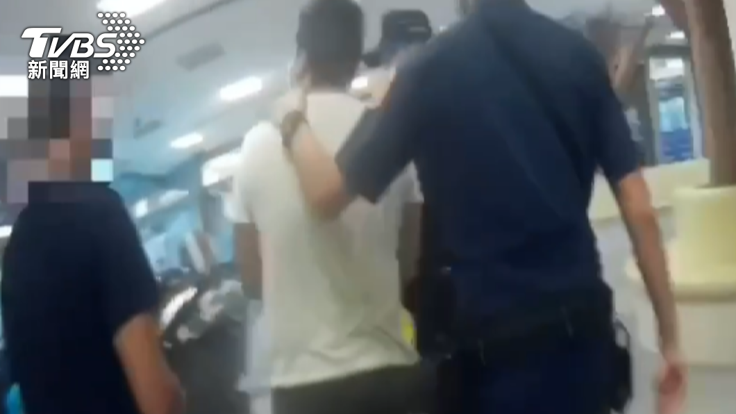 何男因通緝犯身分,辦理出國護照遭逮。(圖/警方提供)