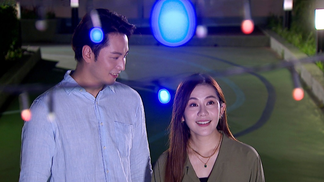 機器人王宇婕(圖右)喜歡上李睿紳。(圖/三立提供)
