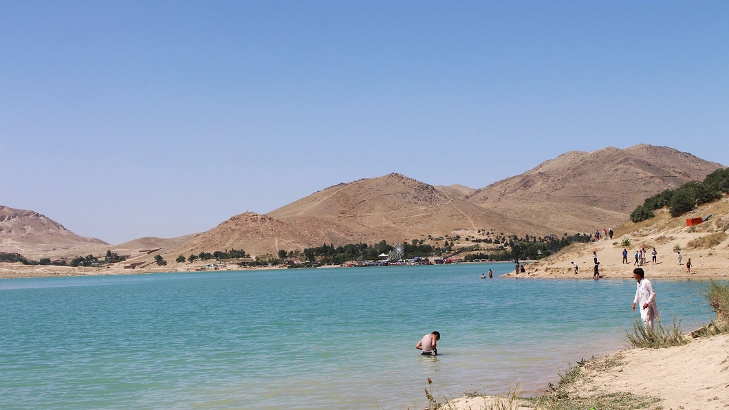 喀布爾市西郊,Qargah Lake夏天一群年輕人跑來玩水。(圖/Hanming Huang授權使用)