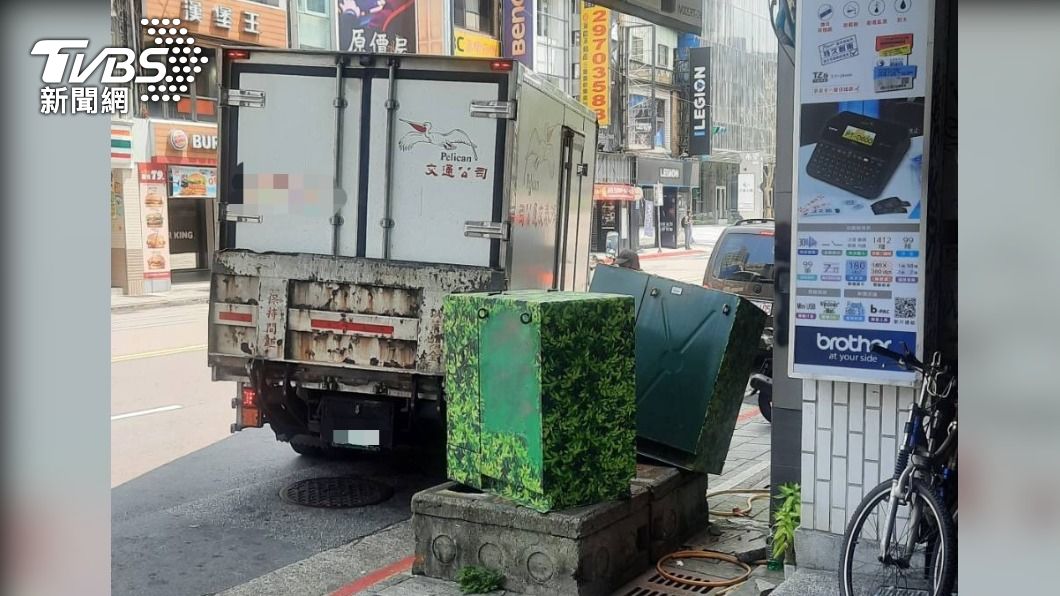 光華商場外車禍!貨車猛力一倒「變電箱歪」81戶停電