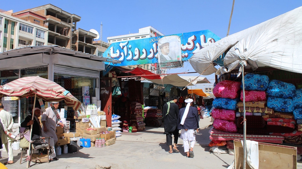 喀布爾的「布希市場」(Bush Bazaar),這裡專門是貪汙的阿富汗各級官員把歐美綠區內各種物資摸出來搗賣的地方。(圖/Hanming Huang授權使用)