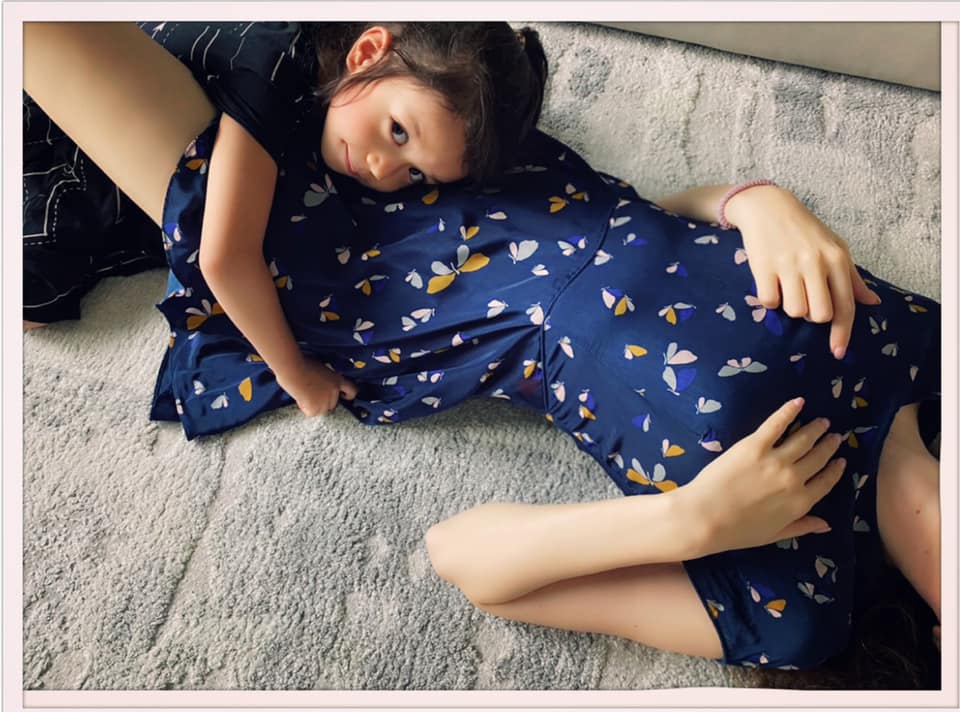 瑞莎大女兒相當期待弟妹的到來。（圖／翻攝自瑞莎臉書）