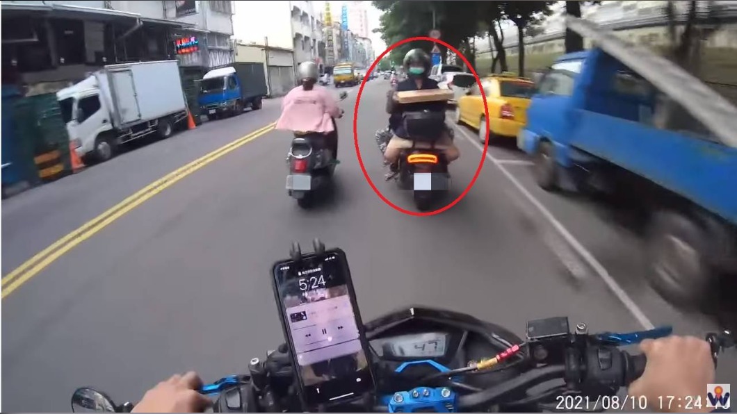 這姿勢絕了!他背坐機車手捧披薩 網笑噴:對眼超尷尬