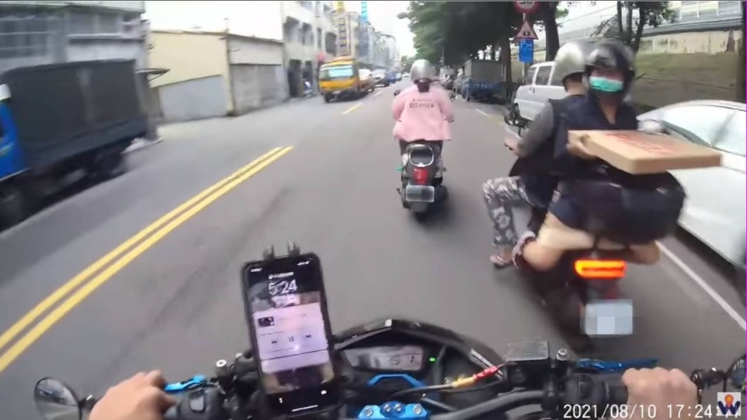 原PO騎車從旁經過,披薩男還與他對眼。(圖/翻攝自Wowtchout-地圖型行車影像分享平台)