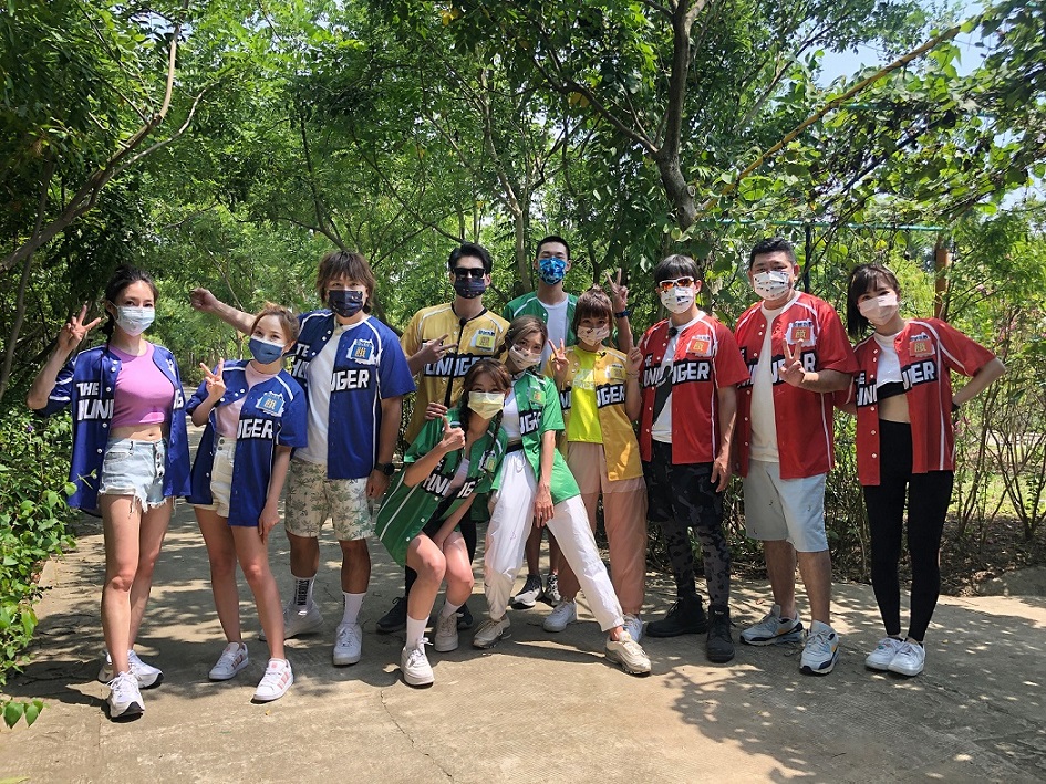 （左起）張家瑋、徐凱希、王仁甫、Yuri、許孟哲、「豆花妹」蔡黃汝、陳大天、峮峮、孫協志、Nono、舒子晨。（圖／中視提供）