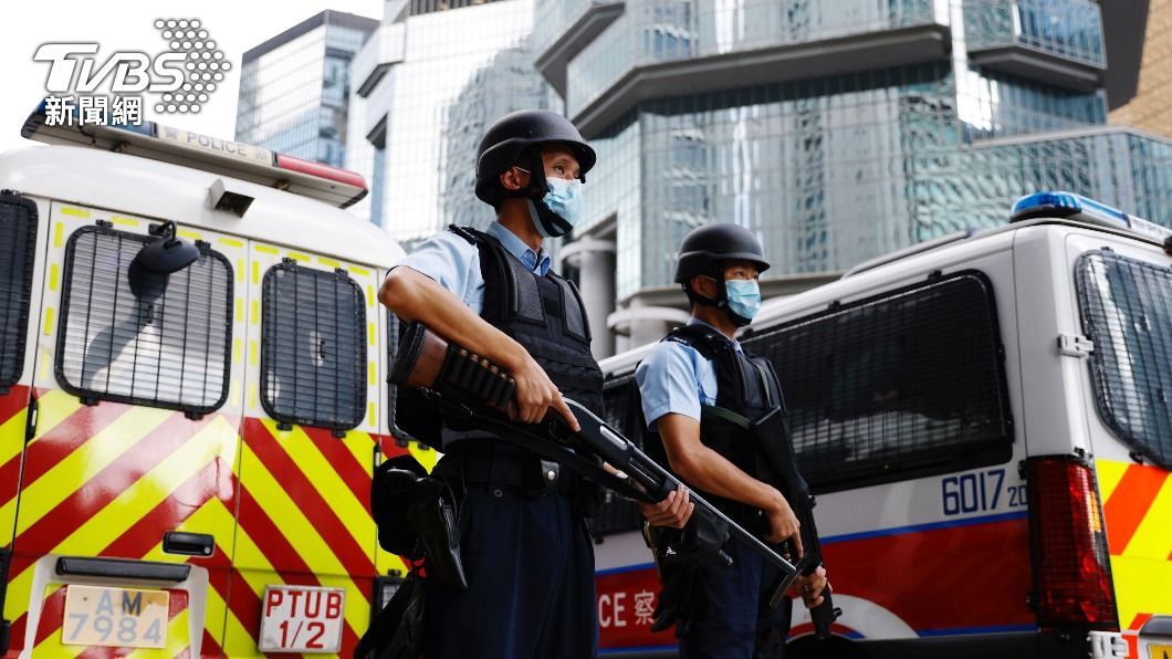 載著李宇軒的囚車抵法院，港警戒備。（圖／達志影像路透社）