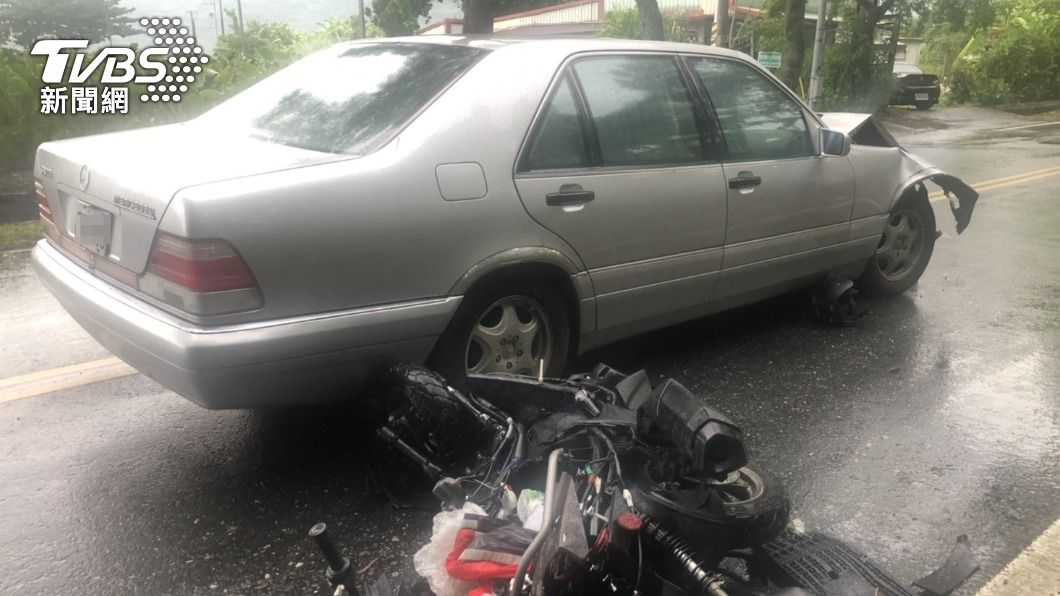18歲女騎車接當兵男友!遭賓士車撞身亡 母哭找目擊者