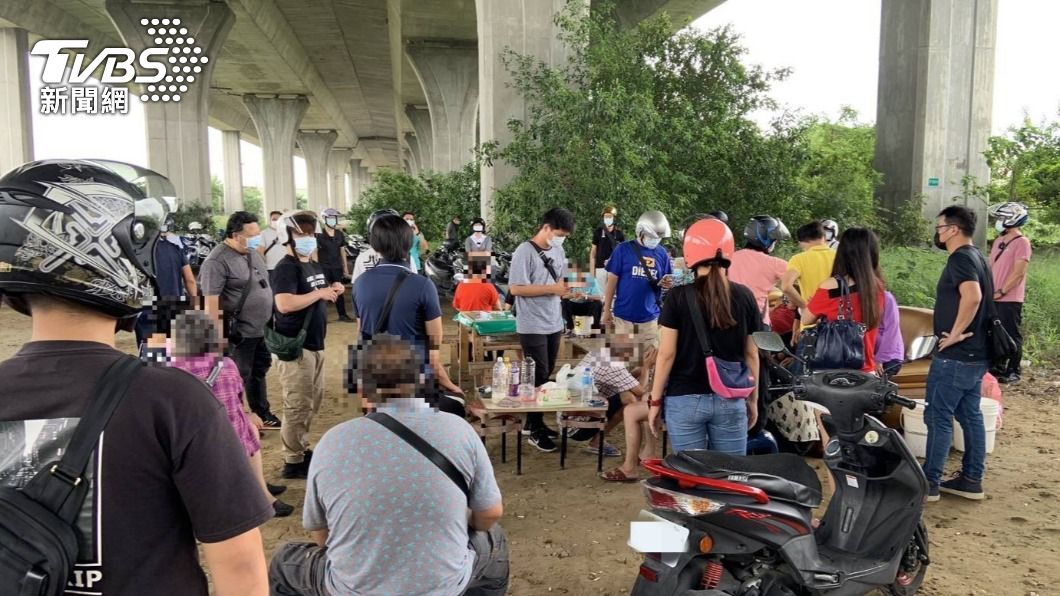 19人躲橋下「戶外通風」聚賭 老婦推助行器都要下注