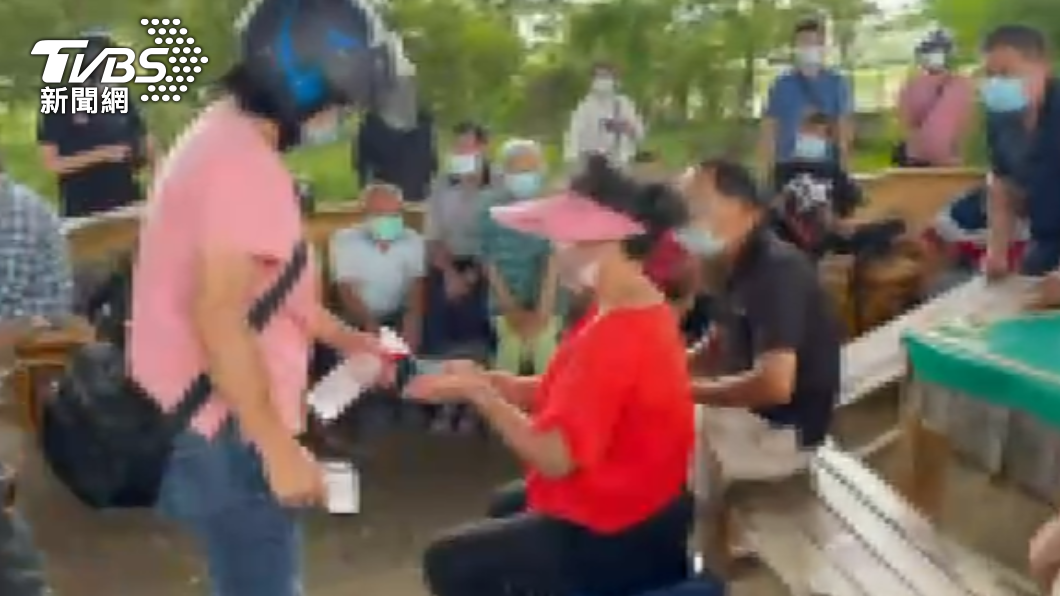 防疫期間,警方對在場賭客施以手部酒精消毒、量測體溫及檢測血氧。(圖/警方提供)