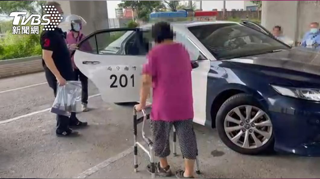 一名老婦人推著助行器前來聚賭,警方相當吃驚。(圖/警方提供)