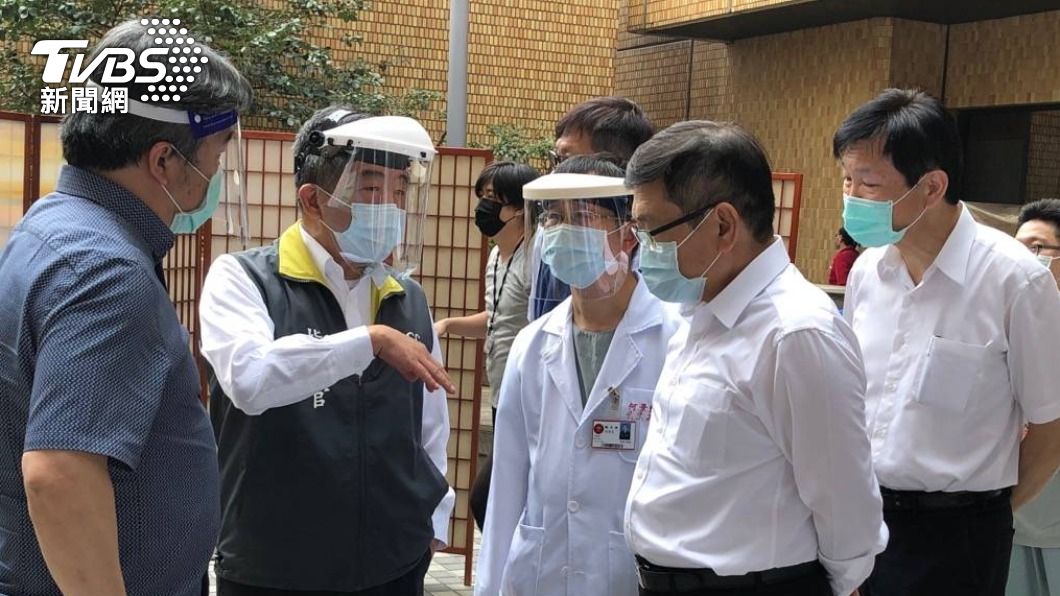 陳時中與王必勝前往台電大樓視察快篩站。(圖/台電公司提供)