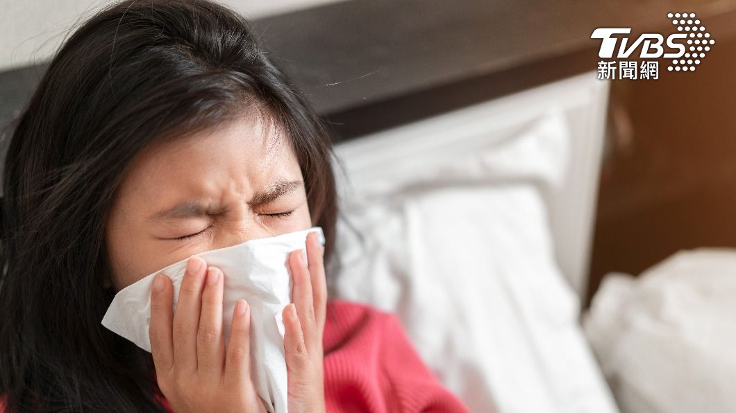 幼兒一旦感染新冠肺炎,更有可能將病毒傳染給家中其他人。(示意圖/shutterstock達志影像)