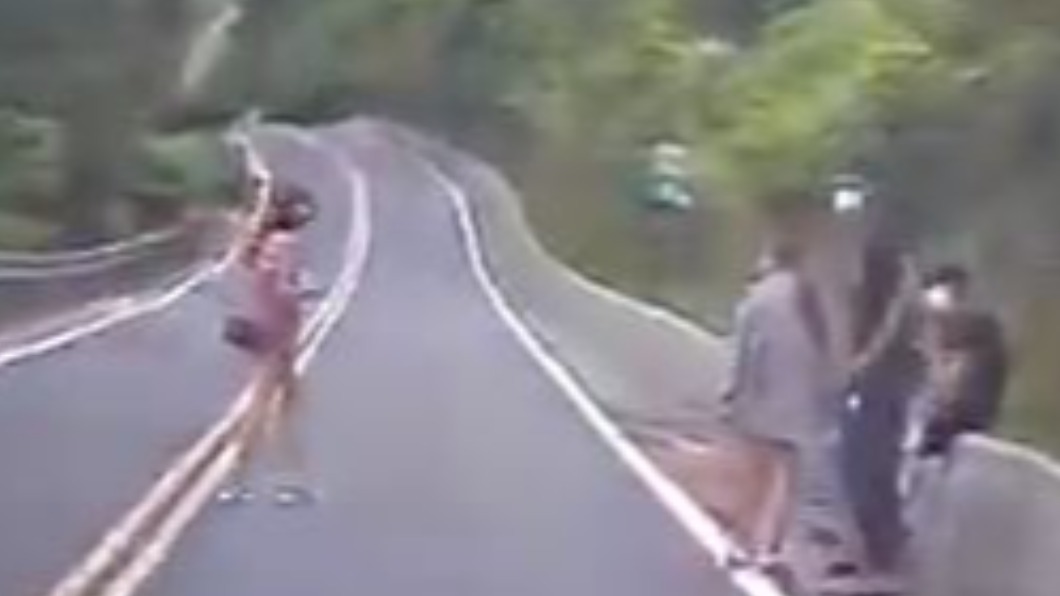 網美險變「亡美」!拍美照站馬路險被撞 駕駛提醒還遭嗆