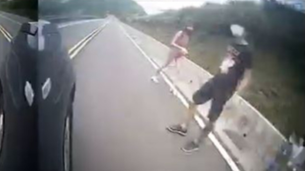 遊客遭按喇叭後，竟對駕駛嗆聲。（圖／翻攝自爆料公社）