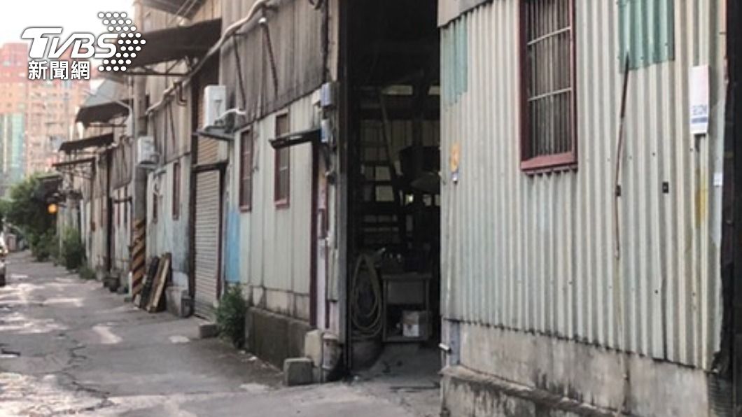 蘆洲工廠濺血！男員工遭折床「夾斷4指」僅剩大拇指