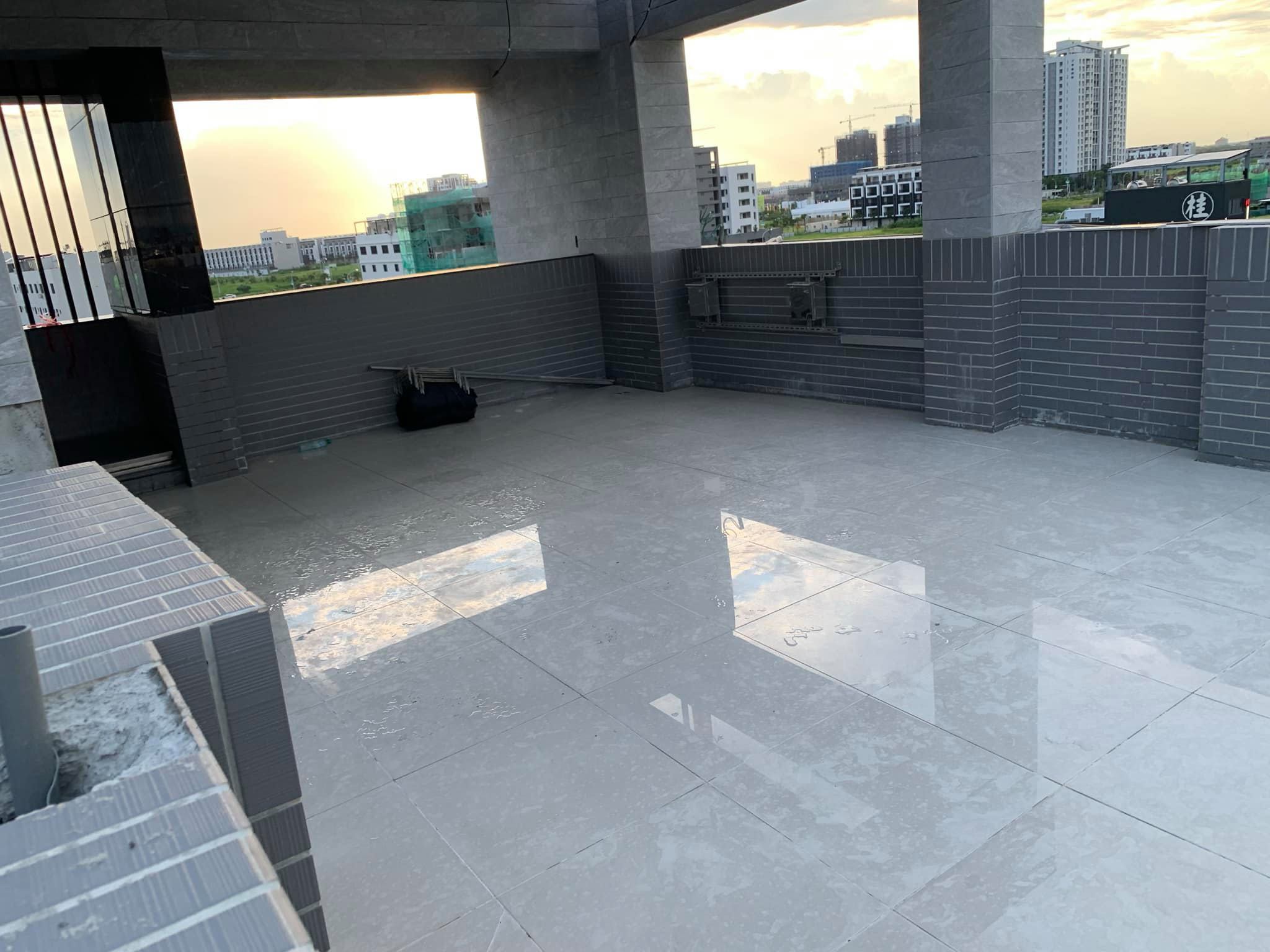 原PO貼出的頂樓照片。(圖/翻攝自買房知識家-A你的Q臉書)