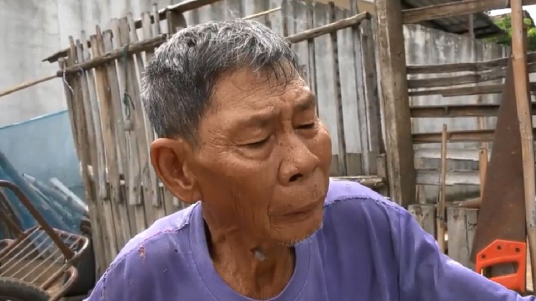 儘管得知孫子鑄下大錯,但屋主仍向警方和鄰居們道歉求情。(圖/翻攝自YouTube ข่าวชัดประเด็นจริง ข่าวไทย)