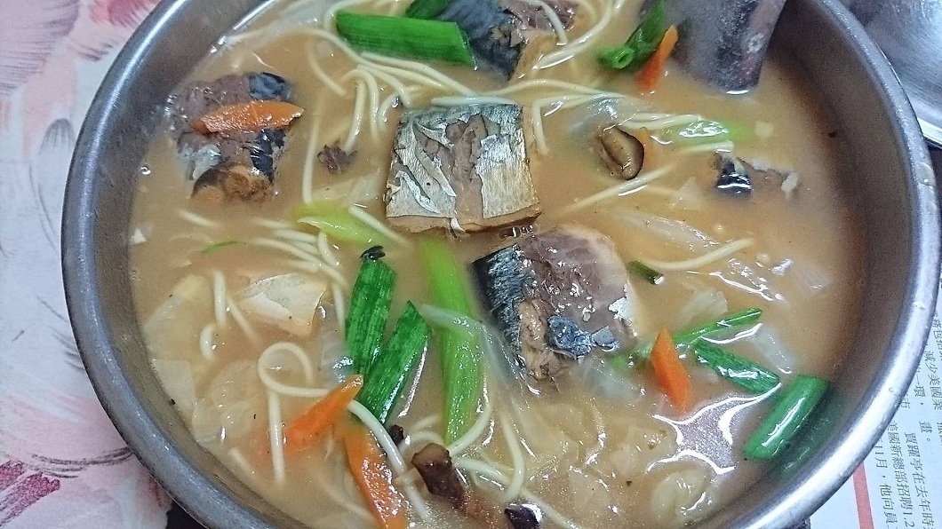 不少網友和民眾分享該款茄汁鯖魚罐頭拿來煮麵超好吃的。(圖/翻攝自爆廢公社)