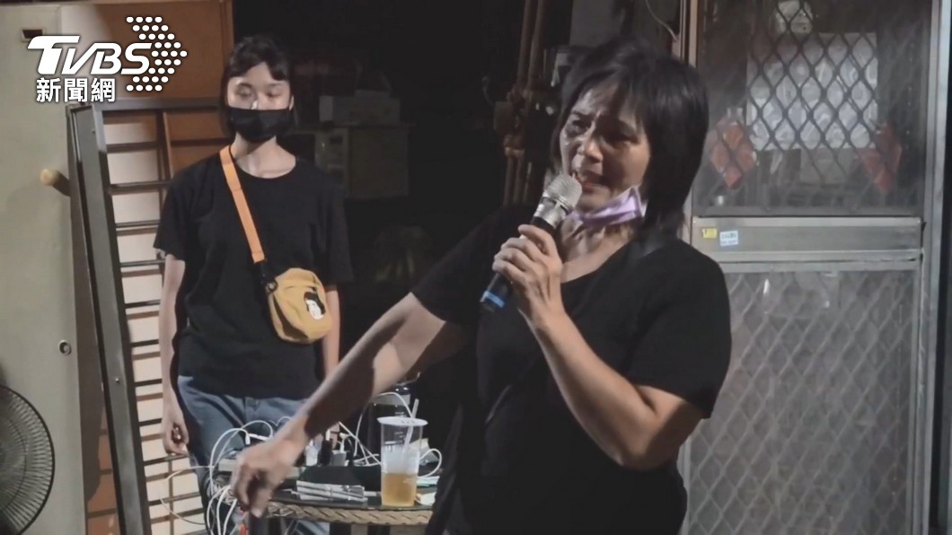黃春香在拆遷前夕哽咽落淚，感謝熱心聲援她的學生。（圖／TVBS）  