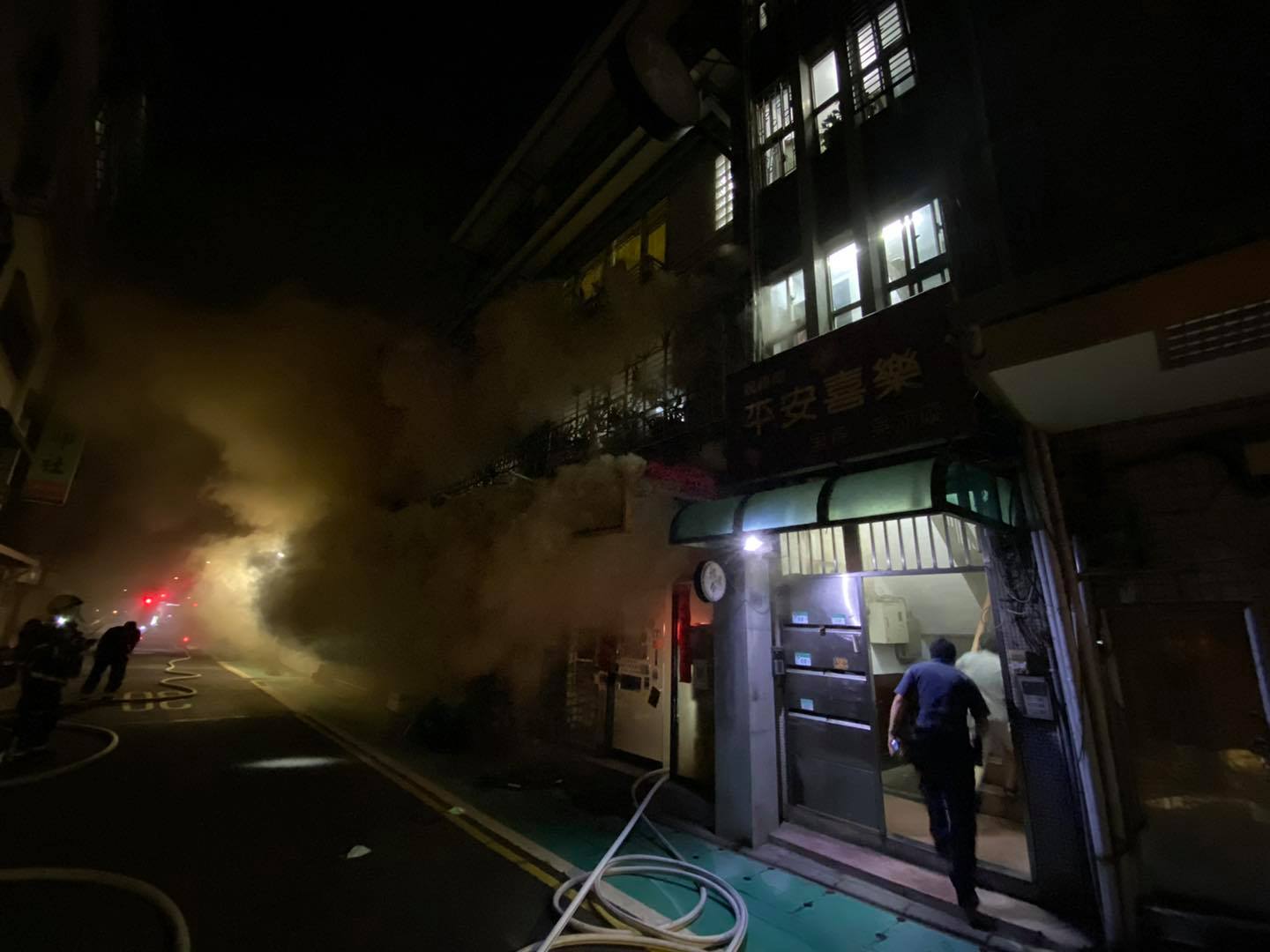 整條街煙霧彌漫。(圖/翻攝自保護傘臉書)