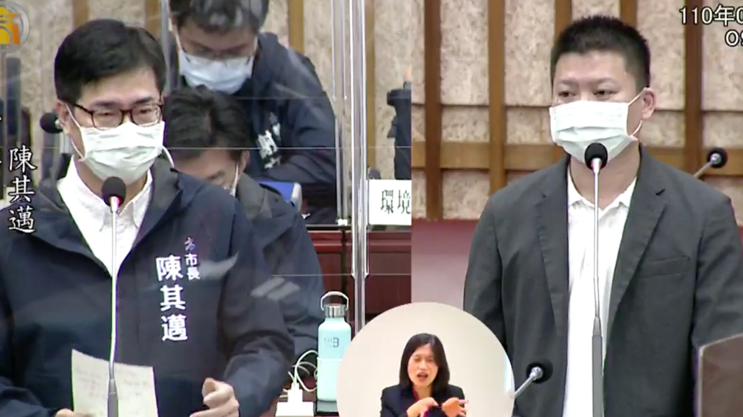 陳其邁(左)與曾俊傑(右)今早在議會參與質詢。(圖/翻攝自高雄市議會臉書)