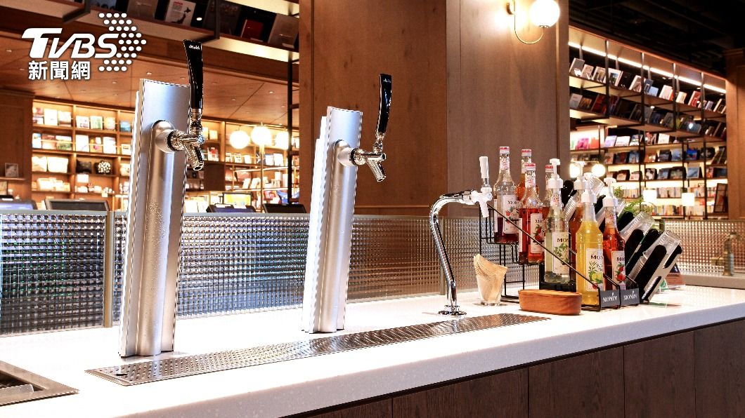 SHARE LOUNGE也提供酒精飲品暢飲方案,每小時260元。(圖/TSUTAYA BOOKSTORE提供)