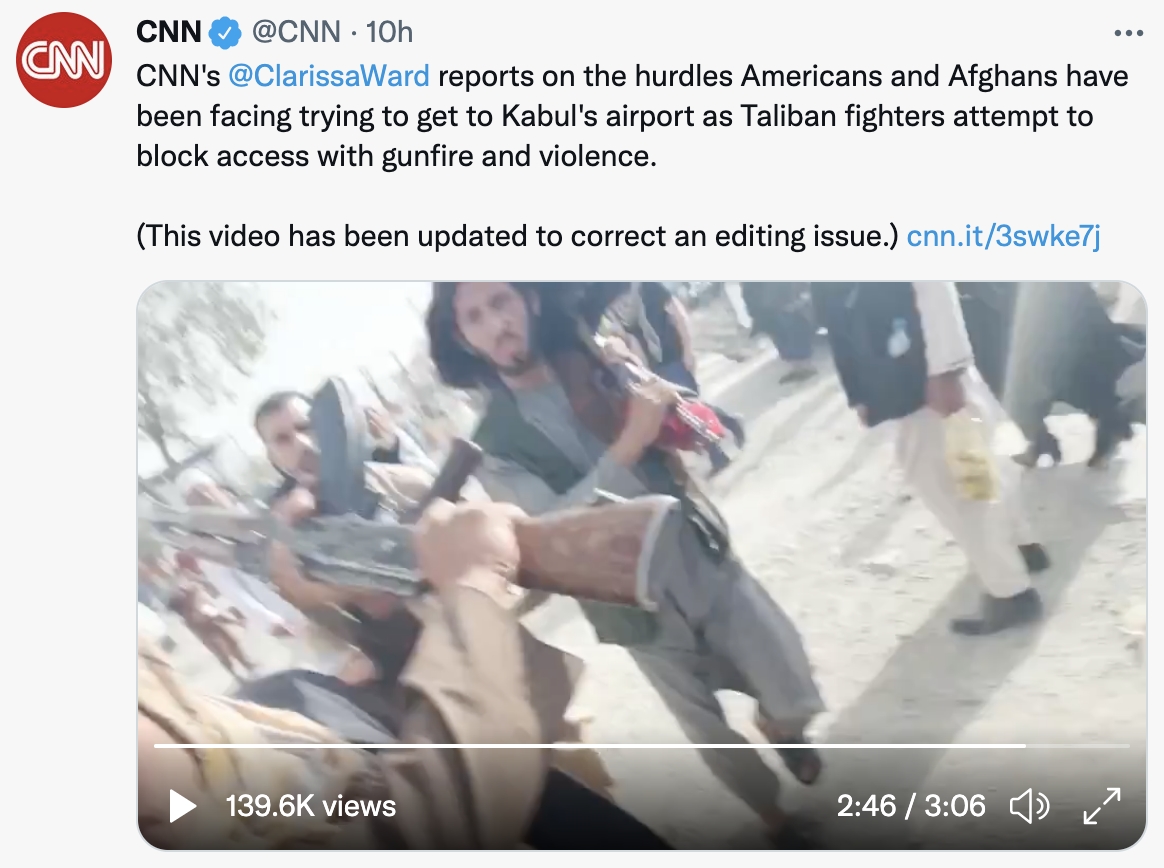 女記者遭AK-47步槍對準。(圖/翻攝自《CNN》推特)