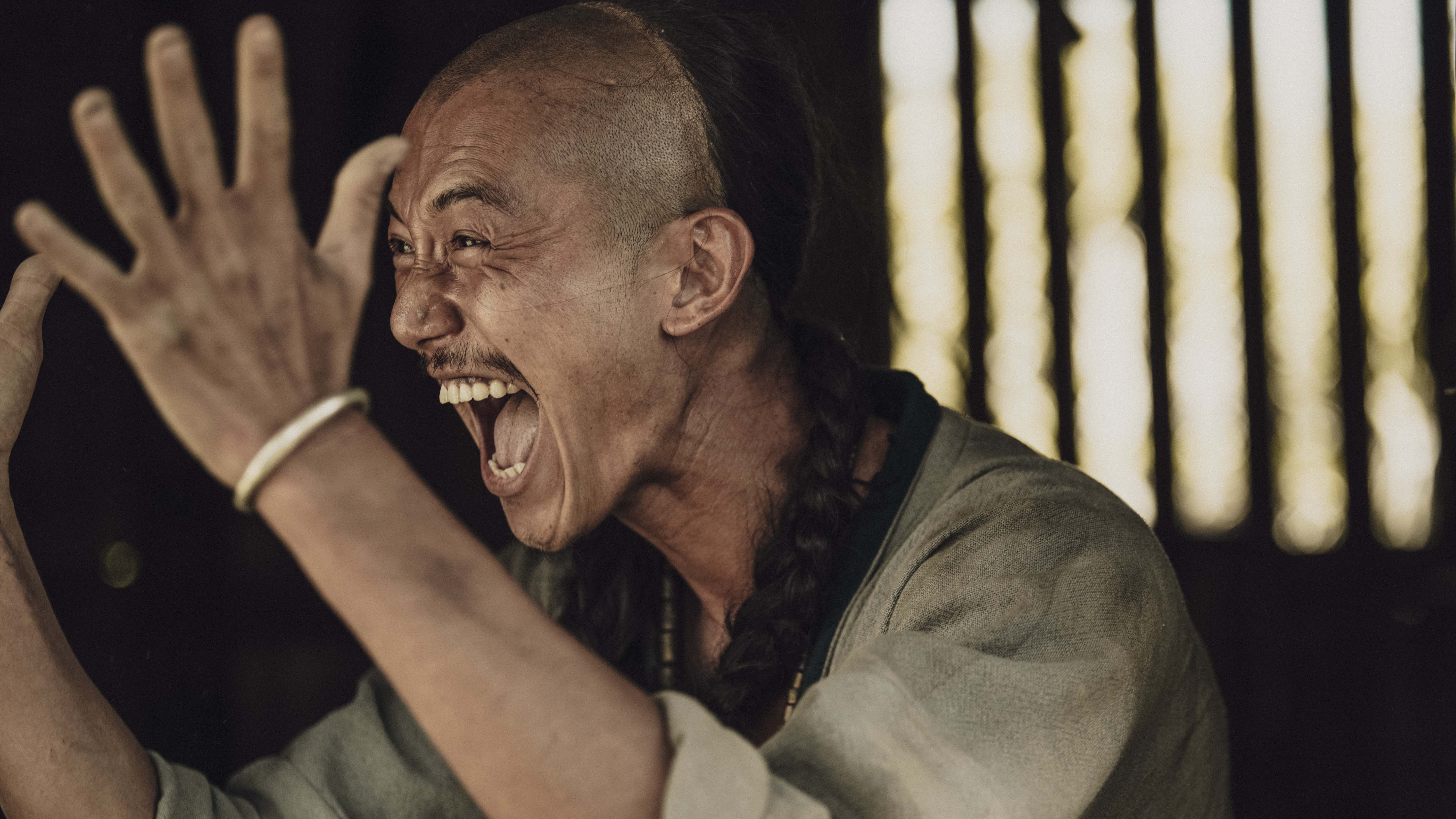《斯卡羅》吳慷仁演出卑微求生的社寮頭人「水仔」，命運游走在外人跟斯卡羅之間。（圖／公視提供）