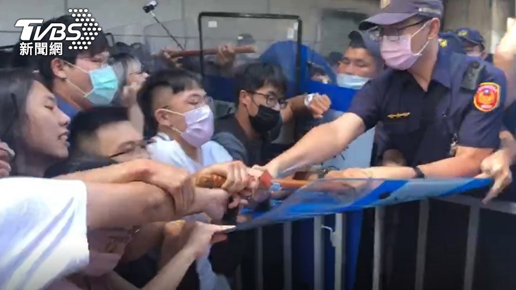 南鐵強拆!警民爆衝突 搶盾牌嗆「有本事別下班」