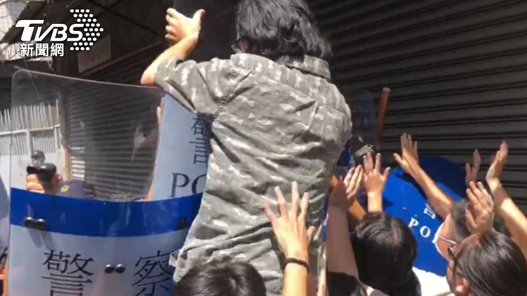 民眾又回到現場爆發衝突。（圖／TVBS）