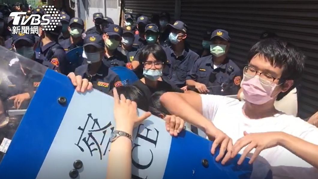 民眾要求用遺落在黃家的物品換警盾。（圖／TVBS）