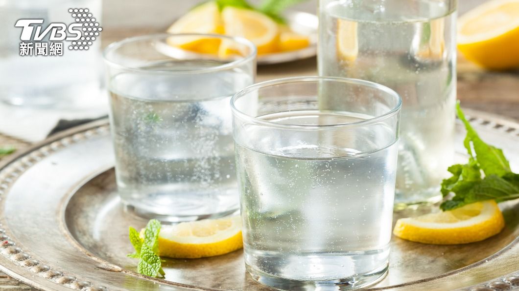 氣泡水喝對時間很重要。(示意圖/shutterstock達志影像)