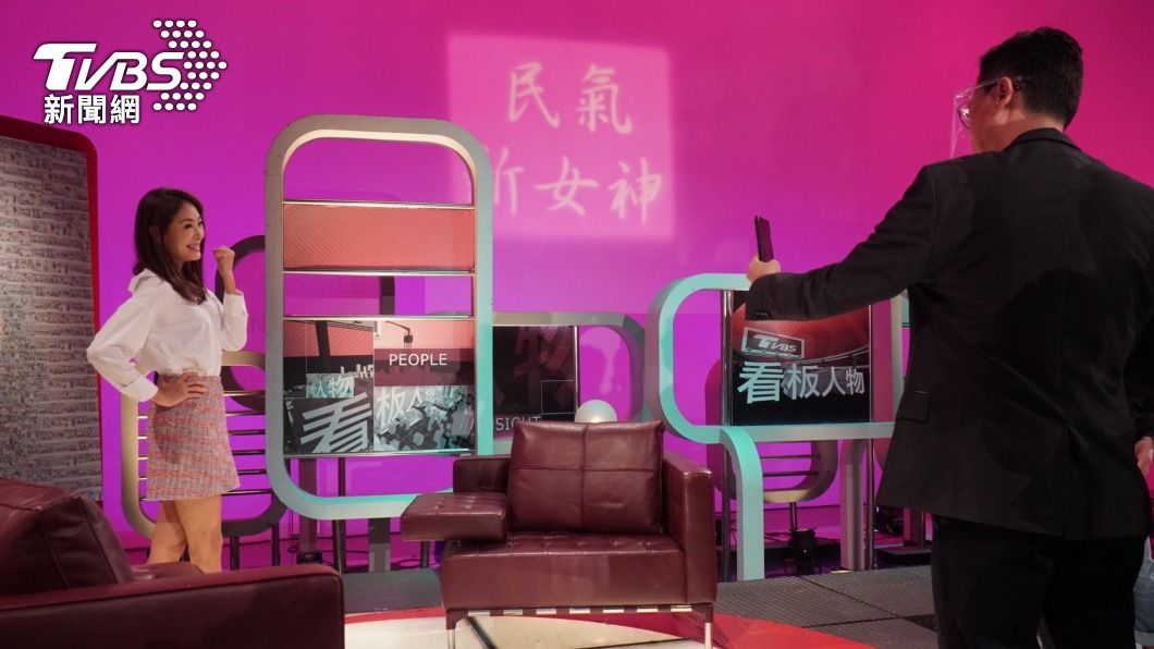 老公王兆杰貼心為賈永婕拍照。(圖/TVBS)