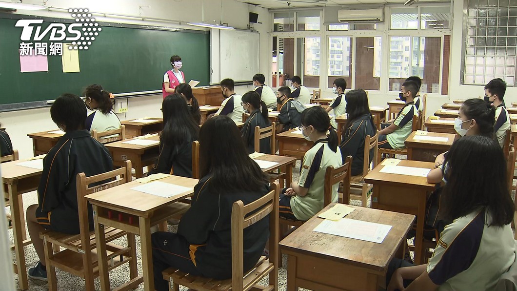 校園防疫放寬!老師上課「可脫口罩」 學生仍要全程戴緊