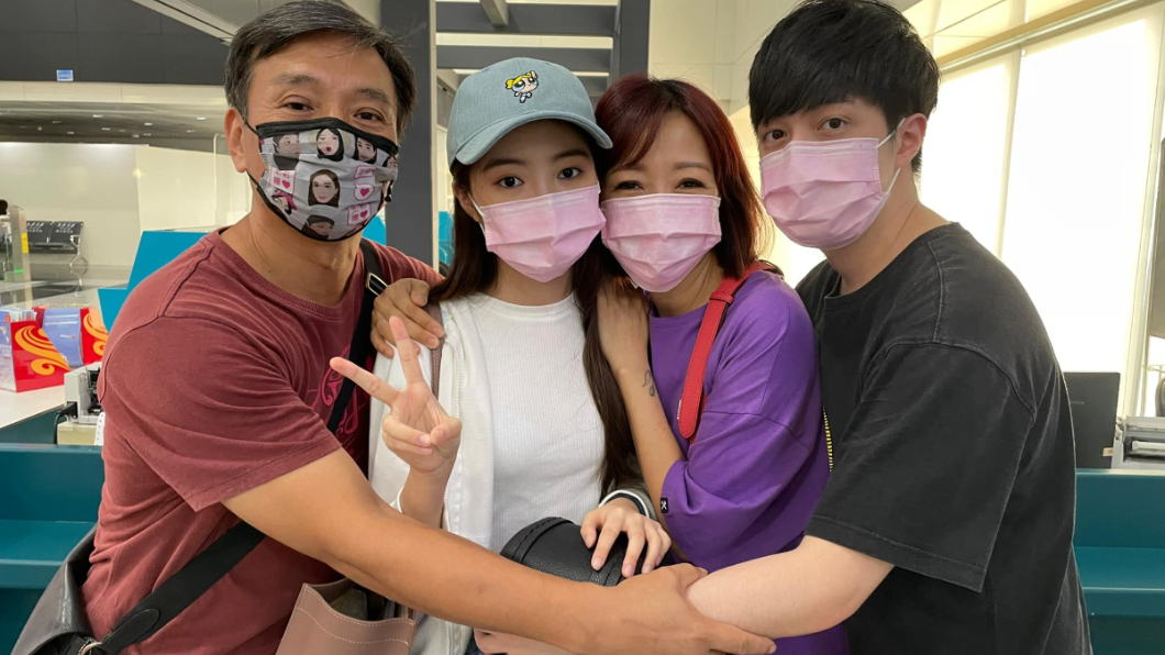 王中平校花女兒出國留學!「機場緊擁送行」余皓然淚崩了