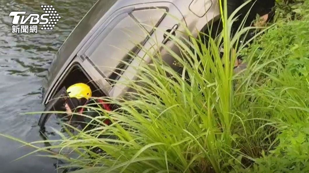 消防人員先將車輛拖至岸邊。(圖/TVBS)