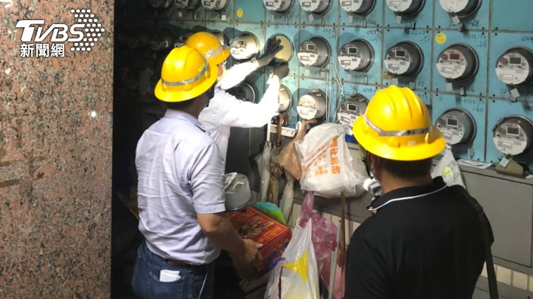 市府聯合稽查單位到場,強制斷水斷電。(圖/TVBS)