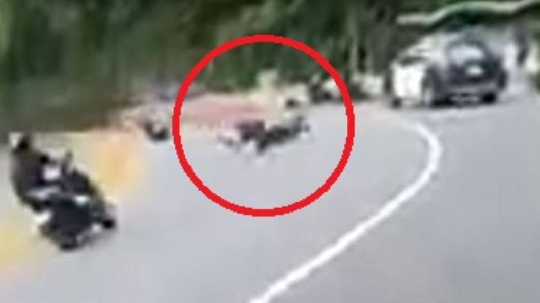 柯姓男子過彎時打滑摔車。(圖/翻攝自重機車友各區路況天氣回報中心 臉書)