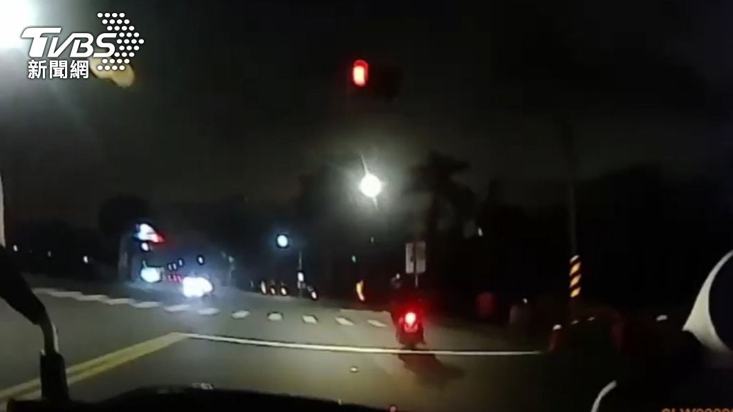 扯！男無照拒檢逆向狂飆　撞警車、丟安全帽樣樣來